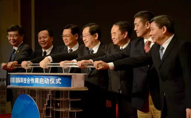 廣東拓斯達(dá)與清華大學(xué)簽訂機(jī)器人合作協(xié)議