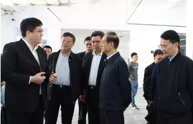 政協(xié)副主席韓啟德視察怡豐機(jī)器人，要求推廣“智能停車”