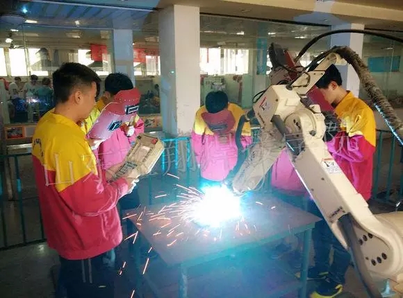 機(jī)器人技校哪家強(qiáng)，中國(guó)山東找藍(lán)翔！