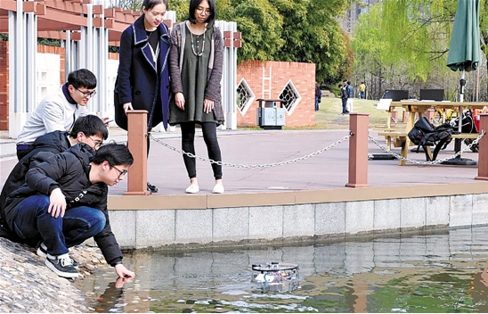 杭電大學(xué)生造水質(zhì)監(jiān)測機器人 助力污染治理