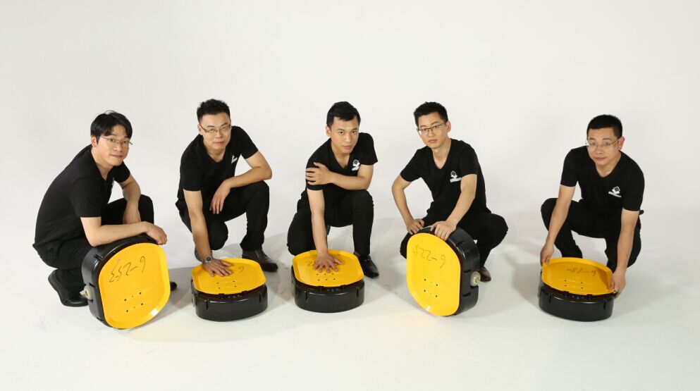 充電5分鐘，奔跑4小時(shí)，小黃人機(jī)器人成物流界實(shí)力‘網(wǎng)紅’！