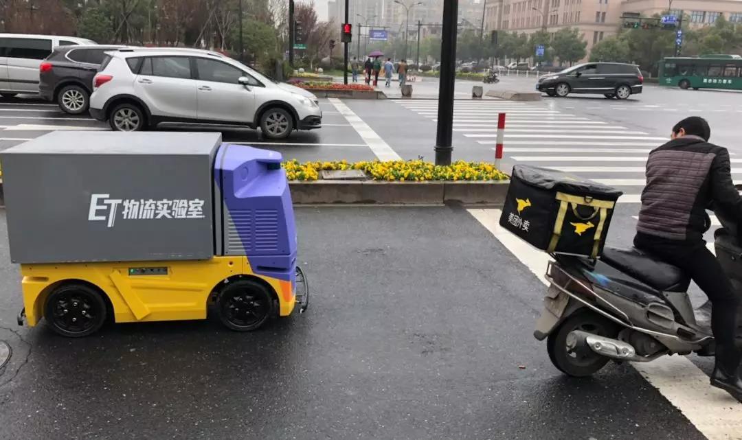 菜鳥配送機(jī)器人年內(nèi)投入商用！下一步要研發(fā)無人卡車？